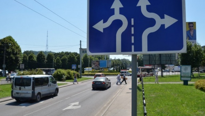 Поворотник на перехресті з круговим рухом: який і коли потрібно вмикати