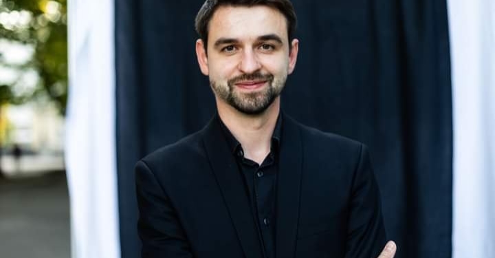 Випускник мистецького коледжу вразив глядачів та суддів телешоу своїм співом