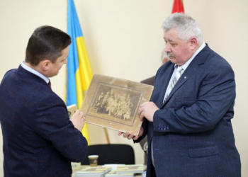 У тернопільський музей передали раритетне фото Степана Бандери