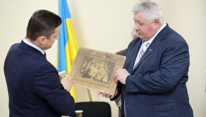 У тернопільський музей передали раритетне фото Степана Бандери