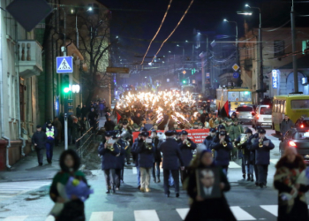 Із смолоскипами в руках сотні тернополян вийшли на ходу пам’яті Степана Бандери (фото)