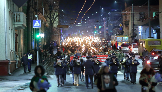 Із смолоскипами в руках сотні тернополян вийшли на ходу пам’яті Степана Бандери (фото)