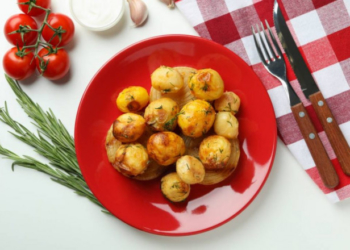 Просто але дуже смачно: Картопля запечена в духовці