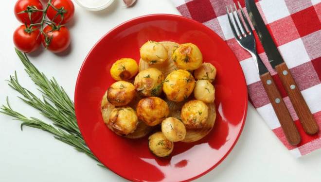 Просто але дуже смачно: Картопля запечена в духовці