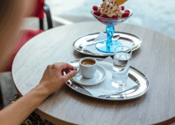 Навіщо запивати каву водою: важливі причини