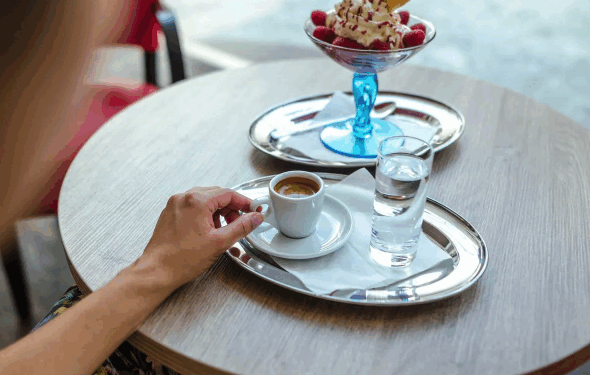 Навіщо запивати каву водою: важливі причини