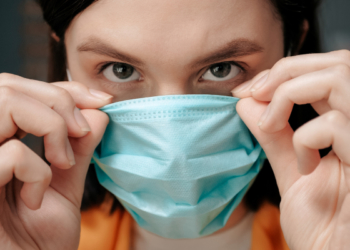 Учені назвали 8 ранніх симптомів омікрон-штаму