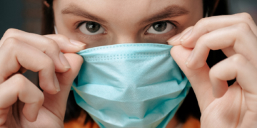 Учені назвали 8 ранніх симптомів омікрон-штаму