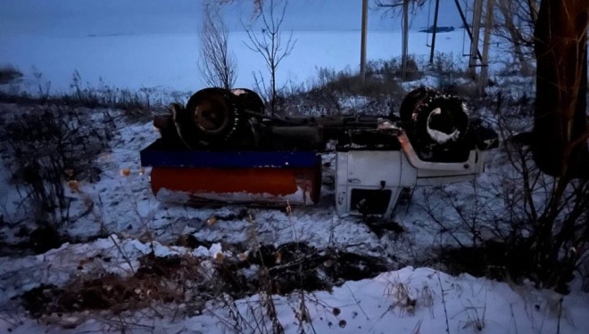 На Лановеччині на трасі перекинувся молоковоз