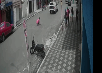 Кумедний момент втечі чоловіка прямо з поліцейської машини потрапив на відео