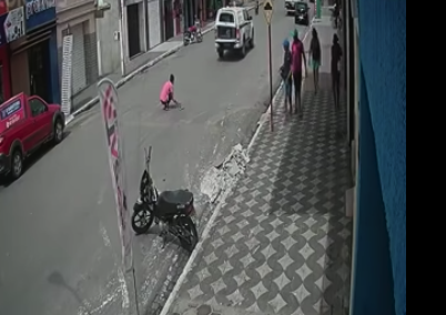 Кумедний момент втечі чоловіка прямо з поліцейської машини потрапив на відео