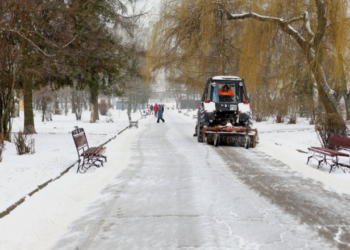 Через погіршення погодних умов, спецтехніка у Тернополі працює в посиленому режимі