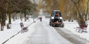 Через погіршення погодних умов, спецтехніка у Тернополі працює в посиленому режимі