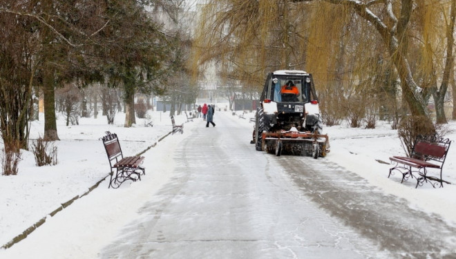 Через погіршення погодних умов, спецтехніка у Тернополі працює в посиленому режимі