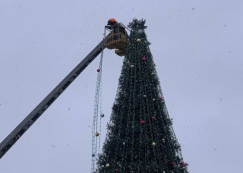 На головній площі Тернополя демонтують новорічну ялинку