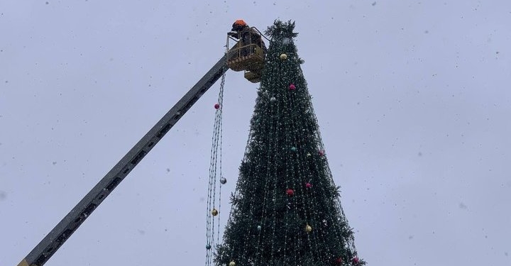 На головній площі Тернополя демонтують новорічну ялинку