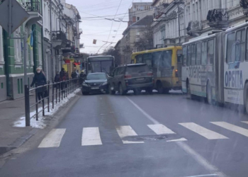 Масштабна ДТП у Тернополі: перекрита головна вулиця міста