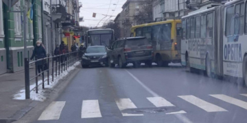 Масштабна ДТП у Тернополі: перекрита головна вулиця міста