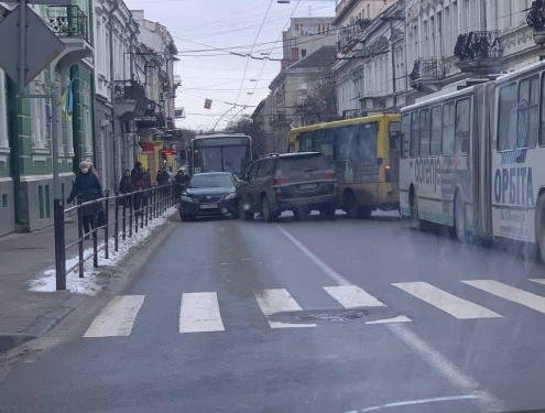 Масштабна ДТП у Тернополі: перекрита головна вулиця міста