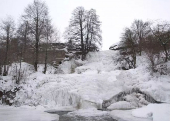 На Тернопіллі замерз найбільший в Україні рівнинний водоспад
