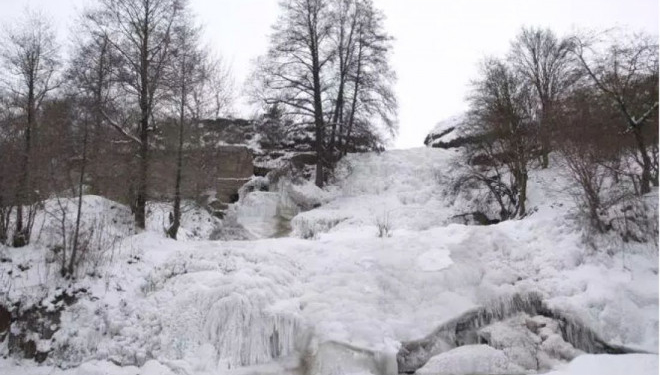 На Тернопіллі замерз найбільший в Україні рівнинний водоспад