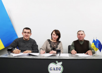 Голови ОТГ Тернопільщини підписали договір про співпрацю щодо закупівлі соку для навчальних закладів (ВІДЕО)