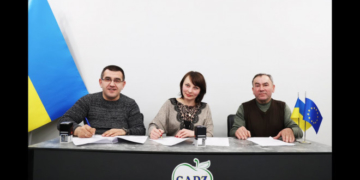 Голови ОТГ Тернопільщини підписали договір про співпрацю щодо закупівлі соку для навчальних закладів (ВІДЕО)