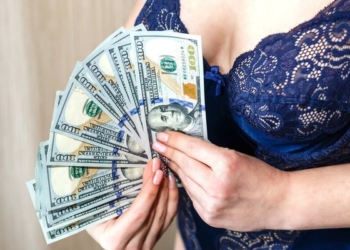 На Тернопільщині кавалер на побаченні вкрав з бюстгальтера жінки понад 21 тис. грн