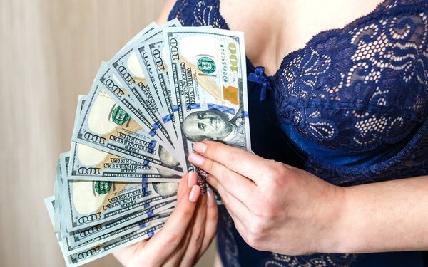 На Тернопільщині кавалер на побаченні вкрав з бюстгальтера жінки понад 21 тис. грн