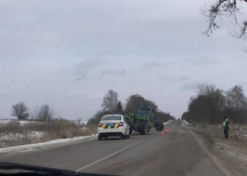 На Тернопільщині внаслідок ДТП із автомобілем у трактора відірвало колесо