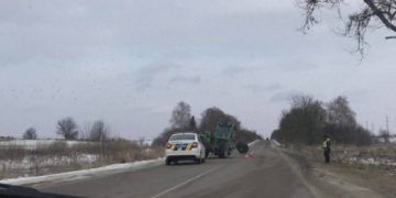 На Тернопільщині внаслідок ДТП із автомобілем у трактора відірвало колесо