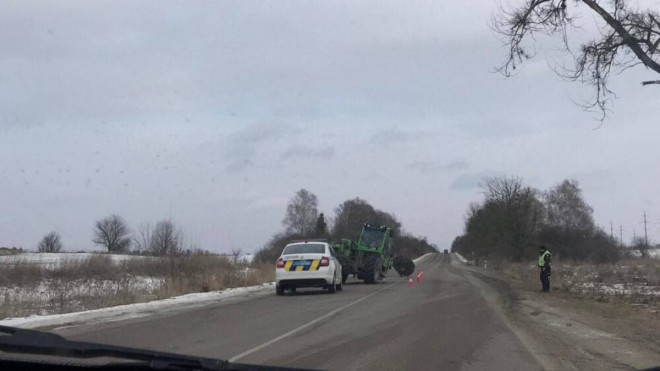 На Тернопільщині внаслідок ДТП із автомобілем у трактора відірвало колесо