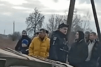 «Приклад безстрашності»: на Чернігівщині жителі вийшли на вулицю, щоб зупинити російські танки (Відео)