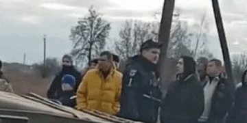 «Приклад безстрашності»: на Чернігівщині жителі вийшли на вулицю, щоб зупинити російські танки (Відео)