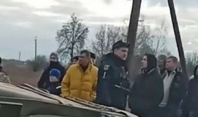 «Приклад безстрашності»: на Чернігівщині жителі вийшли на вулицю, щоб зупинити російські танки (Відео)