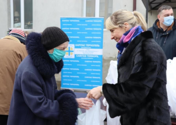 Підопічні БФ «Карітас Тернопіль», окрім традиційних теплих обідів, отримали ще й гостинці