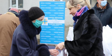 Підопічні БФ «Карітас Тернопіль», окрім традиційних теплих обідів, отримали ще й гостинці