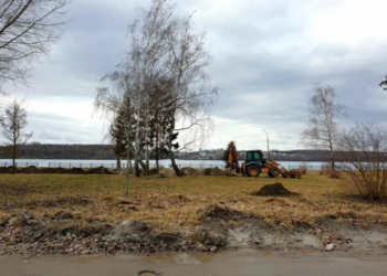 У Тернополі біля ставу працює техніка. У міськраді пояснили причину