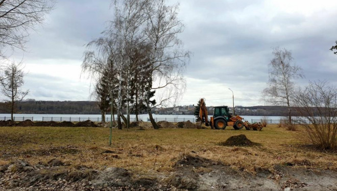 У Тернополі біля ставу працює техніка. У міськраді пояснили причину