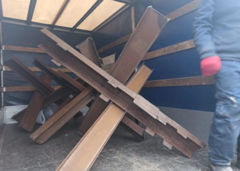 У Тернополі волонтери виготовляють протитанковi їжаки