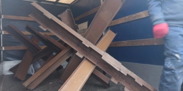 У Тернополі волонтери виготовляють протитанковi їжаки