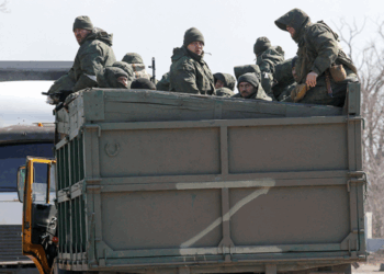 Щоб втримати свою армію, кремль придумує нові «обіцянки» (аудіо)