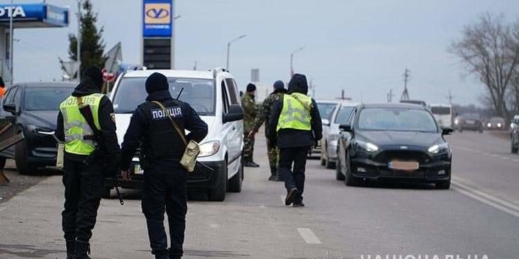Поліцейські закликають громадян дотримуватися черги та правил на блокпостах