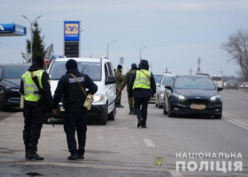 Поліцейські Тернопільщини закликають громадян дотримуватися черги та правил на блокпостах