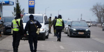 Поліцейські Тернопільщини закликають громадян дотримуватися черги та правил на блокпостах