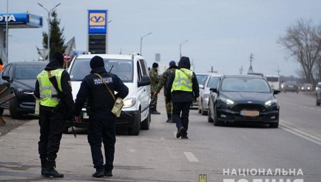 Поліцейські Тернопільщини закликають громадян дотримуватися черги та правил на блокпостах