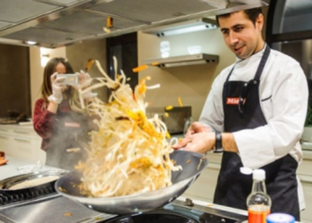 У Тернополі не вистачає робочих рук: запрошують офіціантів, кухарів та барменів