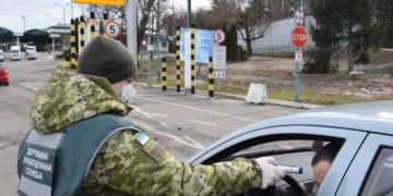 Яких чоловіків випускають за кордон під час воєнного стану в Україні