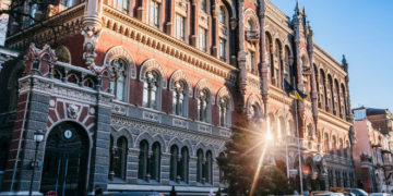 НБУ роз’яснив, які операції з валютою доступні