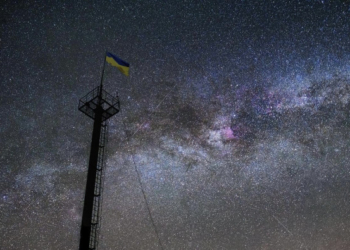 До поліції та тероборони приходять звернення від людей щодо «дивних мерехтливих об’єктів в небі» – пояснення від астрофотографа